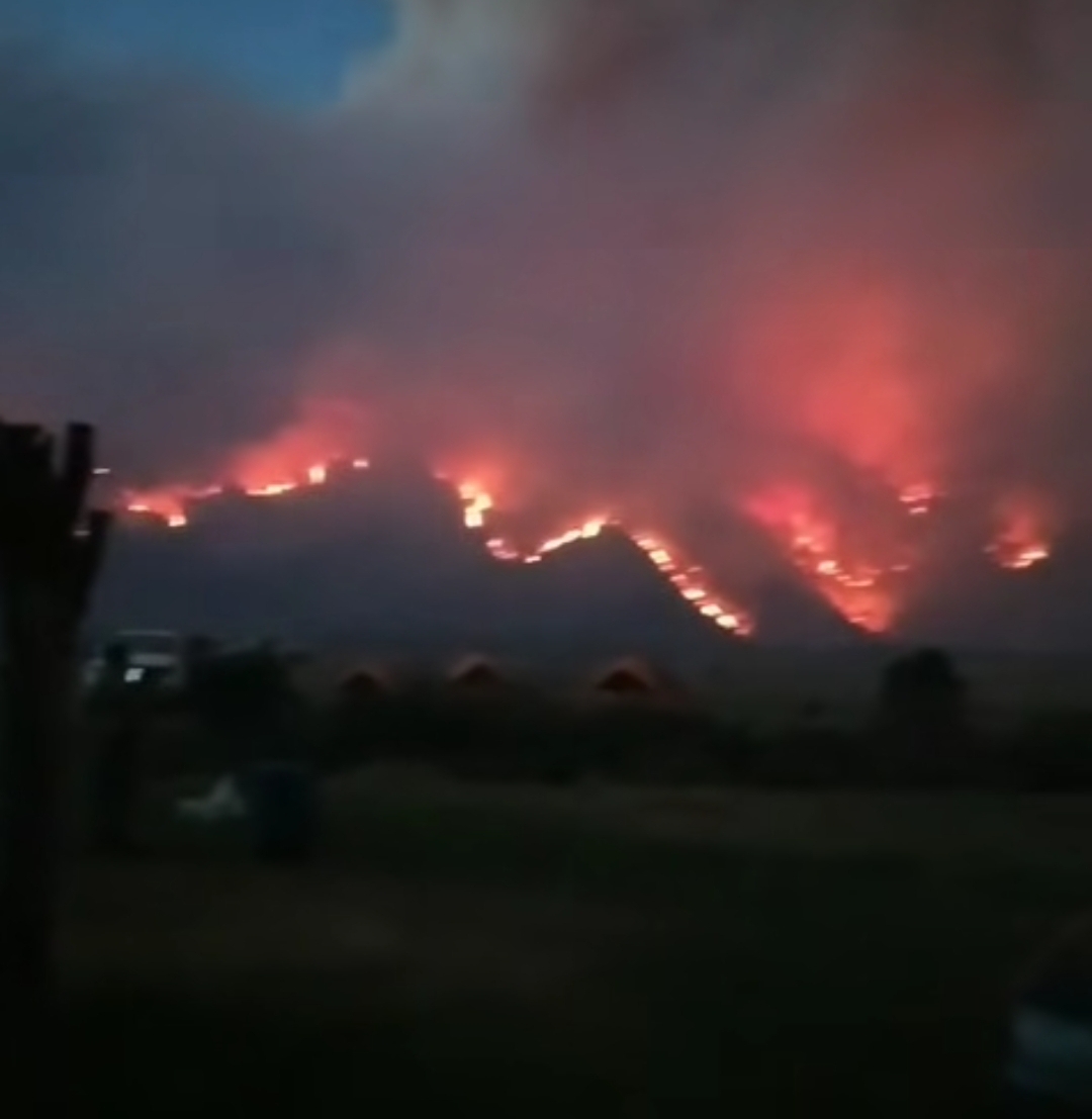 Avanza el incendio en Villa Lago Rivadavia en medio de una jornada crítica