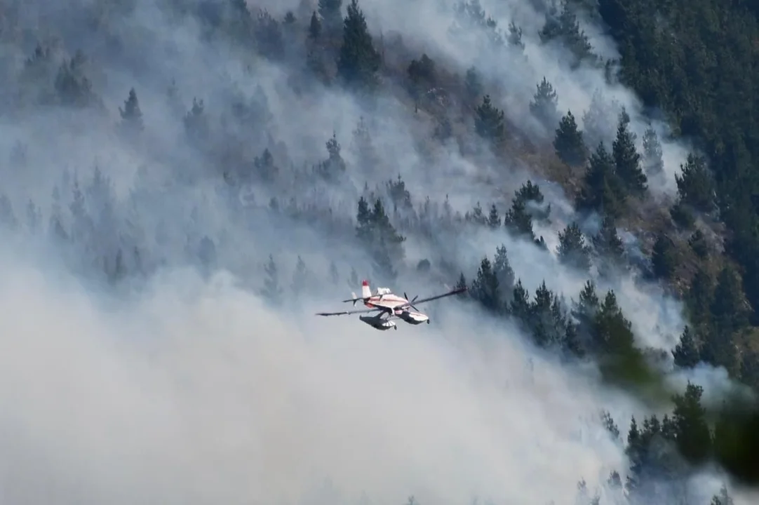 El Incendio activo en Villa Lago Rivadavia acelera las autoevacuaciones preventivas por fuertes reactivaciones