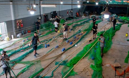 Los artesanos del langostino: un viaje al corazón de los talleres de redes que sostienen la pesca de Rawson