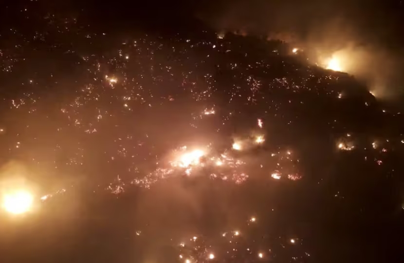 Terror vivieron los dueños de una hostería acorralada por el fuego en Villa Lago Rivadavia: “Era una lluvia de estrellas rojas”