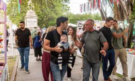 Ignacio Torres recorrió junto a su hijo y su pareja la Fiesta de la Cereza en Gaiman