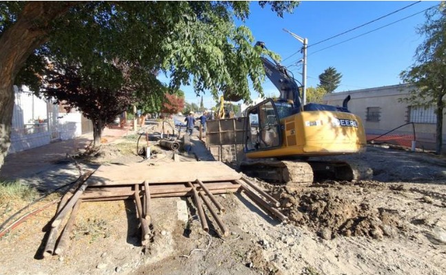 Octavo día sin agua en Trelew: instalan siete bombas para drenar el terreno y llegar al caño roto