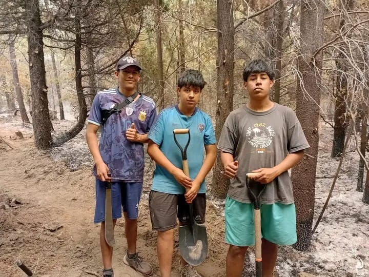 Tres jóvenes cruzaron el lago Epuyén para apoyar a brigadistas