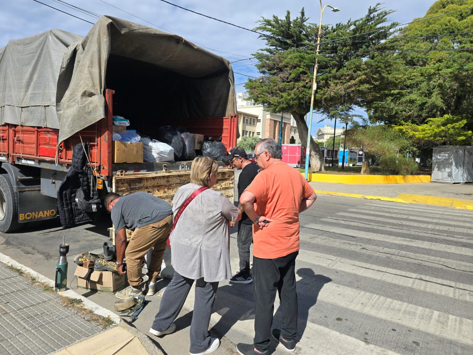Comunidad movilizada: dos camiones solidarios parten hacia la cordillera
