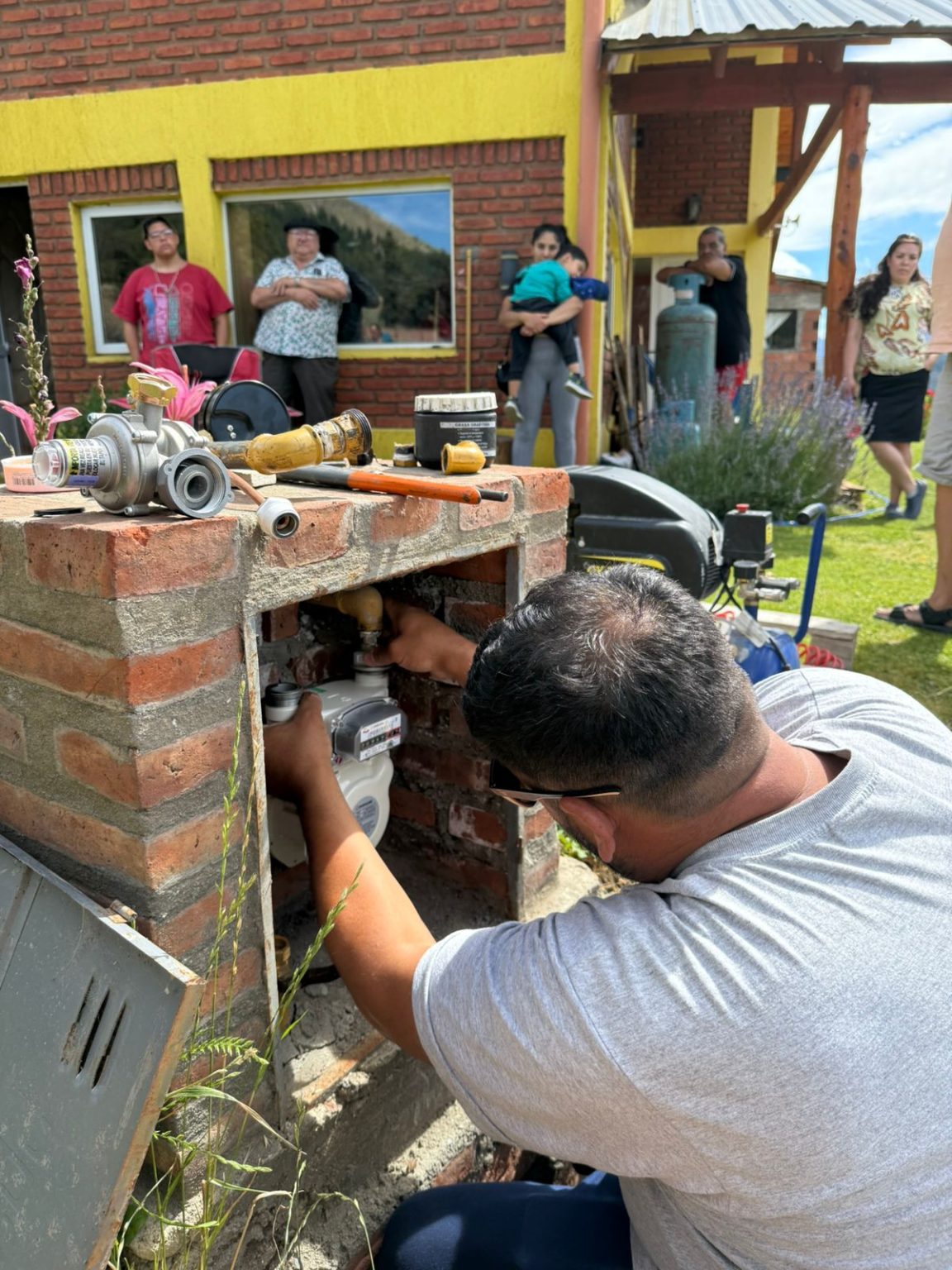 Esquel: tras seis años, 43 familias del barrio Ceferino Alto reciben gas domiciliario