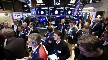 Wall Street cae ante temores de shutdown y tensiones geopolíticas