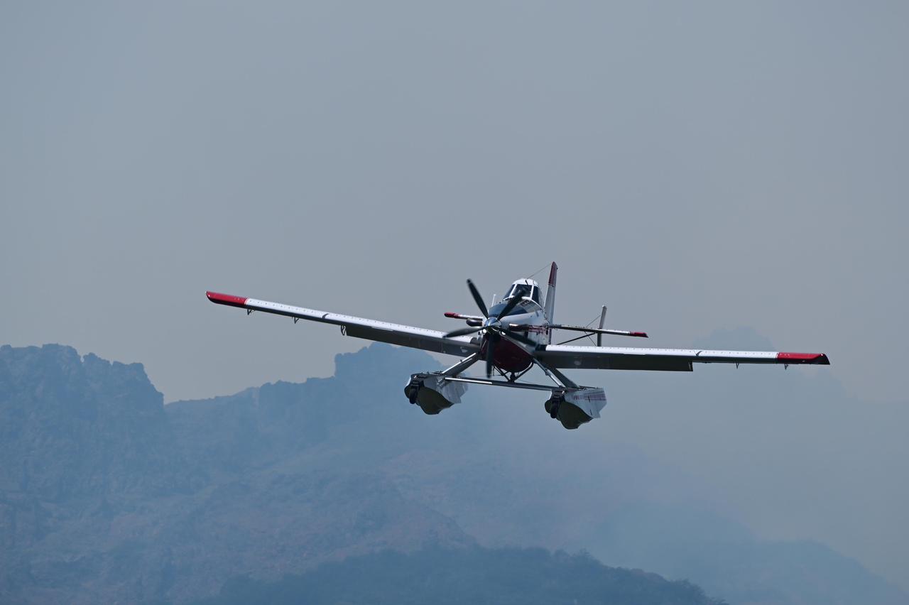Provincia refuerza brigadistas y medios aéreos por incendios en Villa Lago Rivadavia