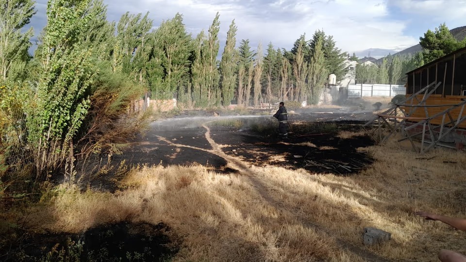 Un chispazo produjo un gran incendio de pastizales en Bella Vista Norte en Comodoro