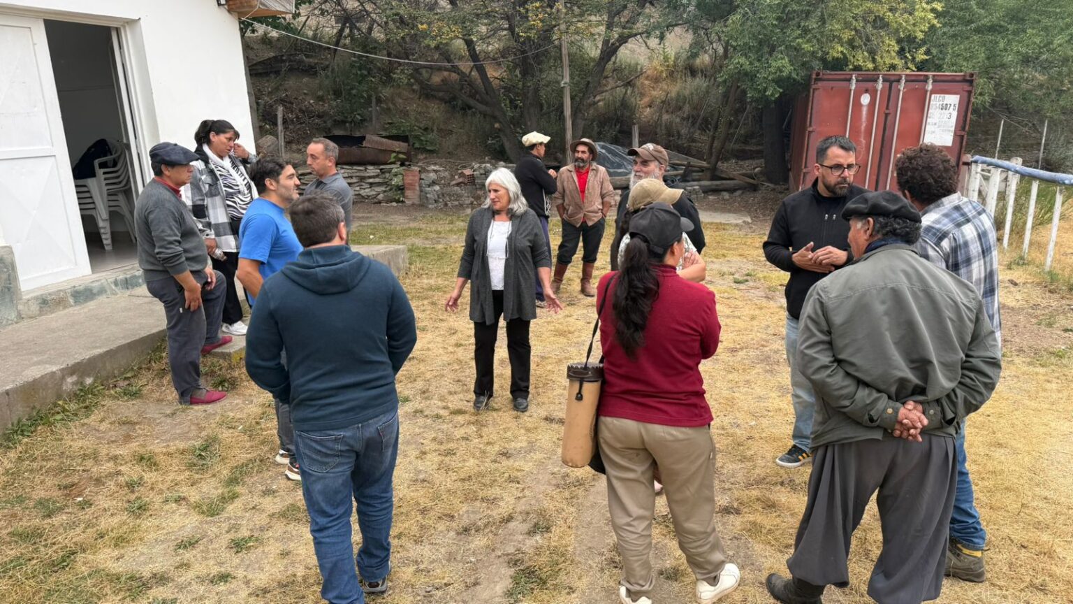 Autoridades de Esquel y Chubut avanzan en la apertura de cortafuegos en Alto Río Percy ante el avance del incendio en el Parque Nacional Los Alerces
