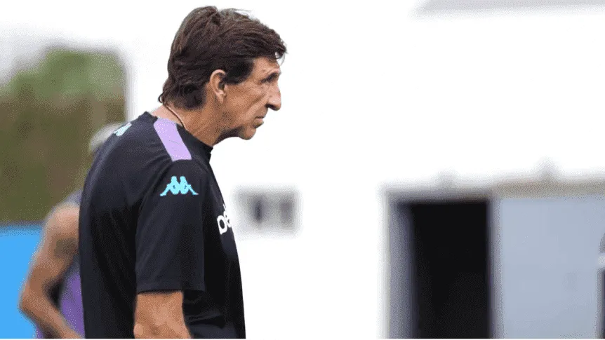 Costas enfrenta el dilema de elegir la dupla central para Racing