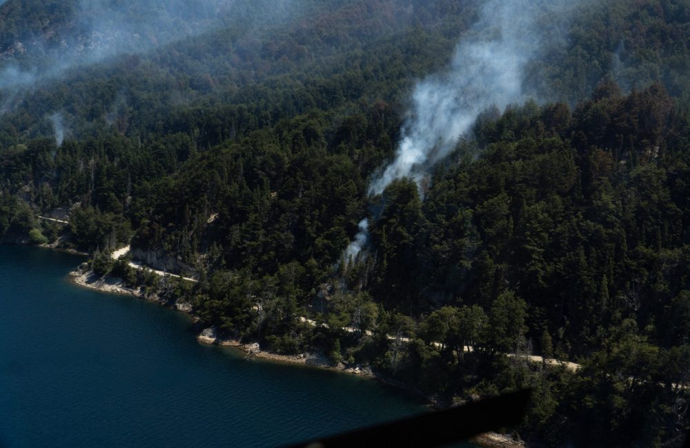 Advierten por un escenario todavía más adverso para hoy en el incendio del Parque Nacional Los Alerces