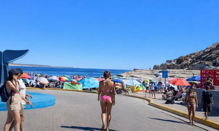 Puerto Pirámides recibió una cantidad récord de turistas que colapsaron los accesos y servicios, obligando a reforzar los controles