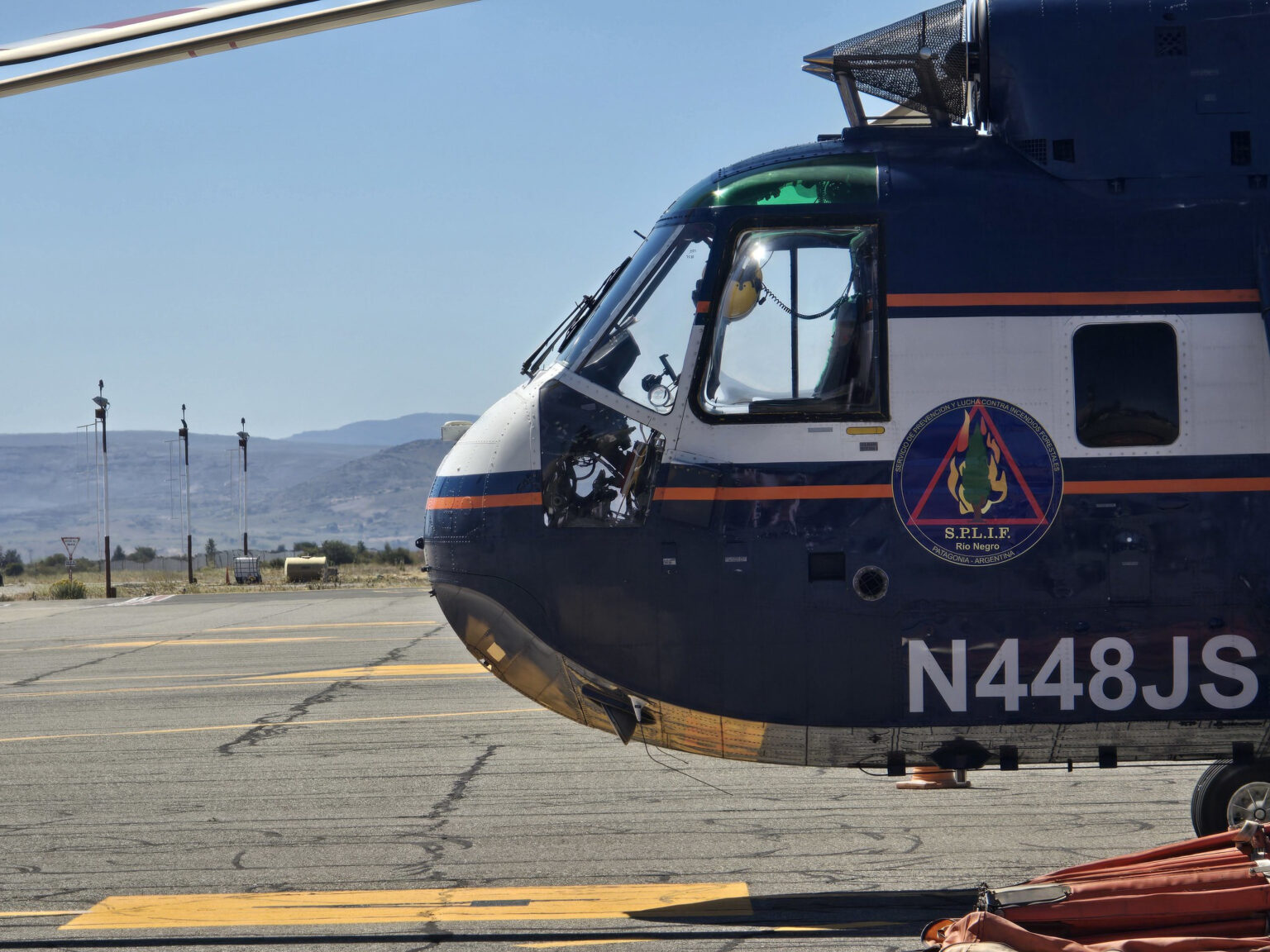 Río Negro pone su helicóptero al servicio de Chubut contra los incendios forestales