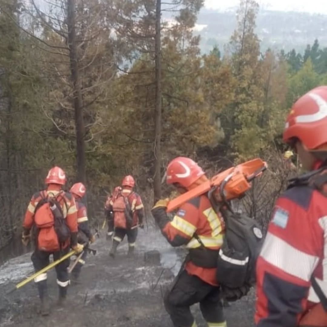 Brigadistas de Esquel y Trevelin realizan tareas de enfriamiento en zonas de alta montaña en Chubut, inaccesibles para vehículos