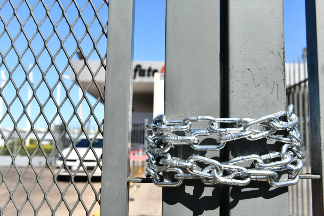 Trabajadores de Fate resisten en la fábrica tras el anuncio de cierre: «Nos dejaron en la calle»