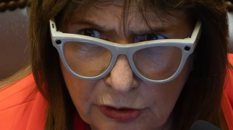 Ni espías ni instrucciones secretas: la verdad sobre los Ray-Ban inteligentes de Patricia Bullrich en el Senado