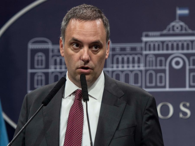 Guerra de tuits: Adorni se burló de un diputado K por una «carrera de sortijas» y le contestaron: «Es más pelotudo que el hermano»