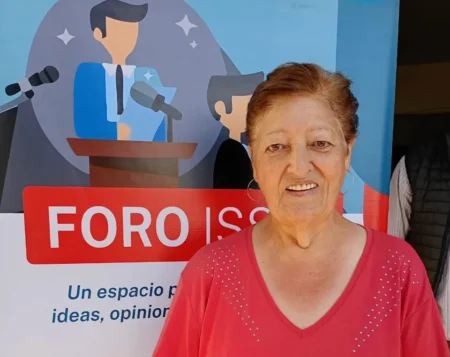 Jubilados de Trelew aprenden a usar la app del ISSyS para consultar recibos y beneficios online