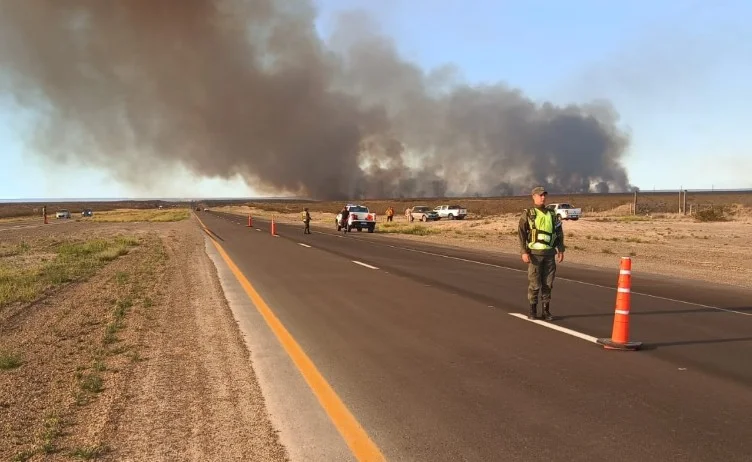 Bomberos de Trelew confirmaron que el incendio en la Ruta 3 afectó 1.700 hectáreas