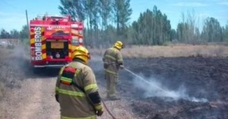 Bomberos de Trelew combatieron un incendio de pastizales en Oris de Roa y Soberanía Nacional
