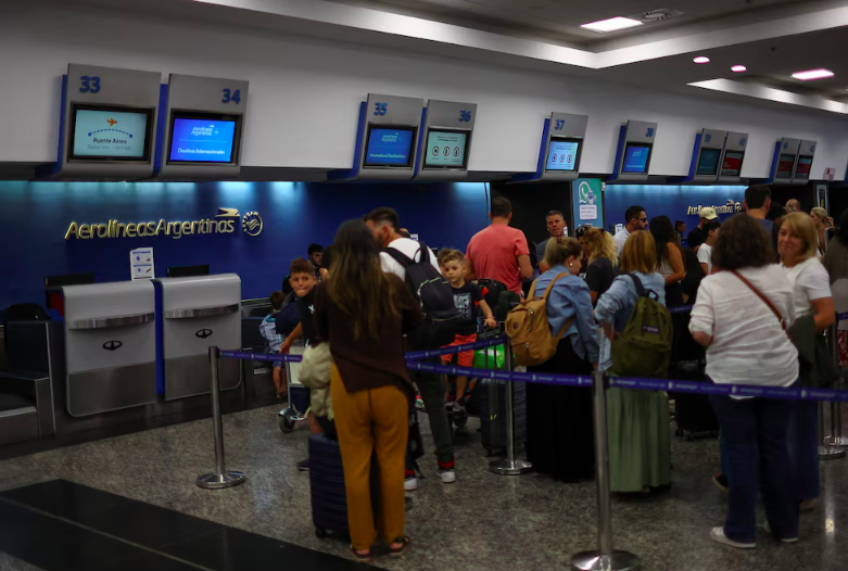 Aerolíneas Argentinas canceló 255 vuelos por el paro general de la CGT y la medida afectará a 31.000 usuarios