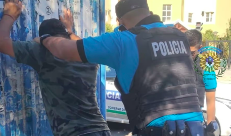 Locura en Comodoro: no le quiso dar un cigarrillo y lo amenazó con un cuchillo en pleno centro