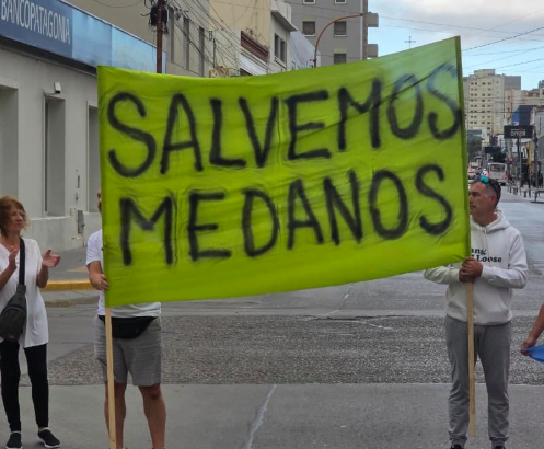 Vecinos de Médanos protestaron en Comodoro a un mes del deslizamiento del Cerro Hermitte: «Nos tienen en una incertidumbre total»