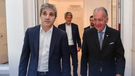 Luis Caputo recibe a la UIA: el plan de los industriales para reactivar el consumo y bajar impuestos