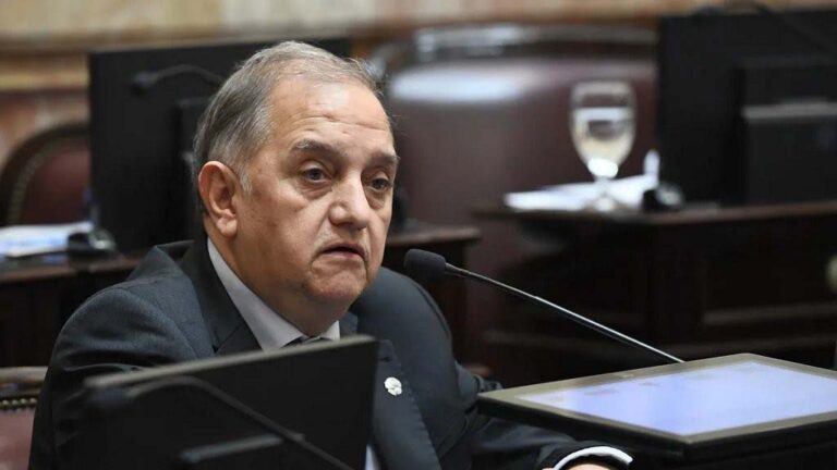Carlos Linares apuntó contra Horacio Marín por la crisis en Manantiales Behr: «Está jugando con el futuro de la provincia y sobre todo de Comodoro»