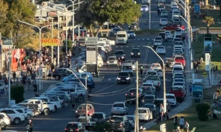 Cómo organiza Madryn el tránsito cuando la costa se llena y el boulevard Brown colapsa