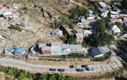 Subsidios por el Cerro Hermitte: el municipio aumenta la ayuda mensual a un tope de $700.000