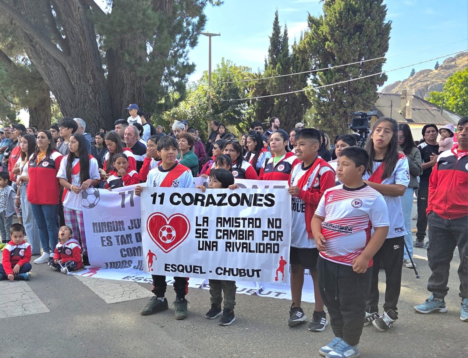 Esquel celebró 120 años con desfile y firmas de convenios para obras clave