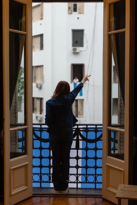 Cristina Kirchner saludó desde el balcón en su cumpleaños, en medio del paro y el debate por la reforma laboral