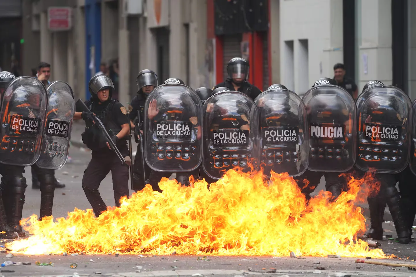 Dictan prisión preventiva al acusado de lanzar la molotov en el Congreso en Argentina