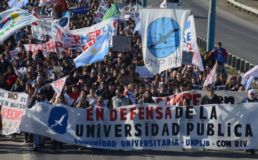 Paro universitario y marchas en Comodoro contra reformas laborales y educativas