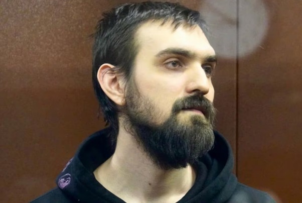 El caso Artiom Ostanin: el comediante ruso que enfrenta la prisión por «ofender sentimientos religiosos» y hablar de la guerra