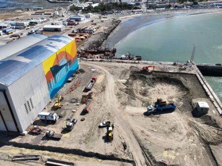 Ignacio Torres recorrió el Astillero de Comodoro y anunció créditos para viviendas