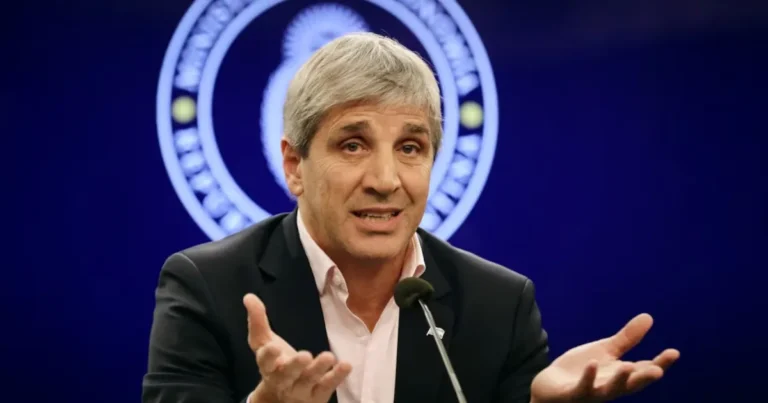 El ministro Luis Caputo firmó la resolución que elimina las trabas a la importación de hojas de aluminio provenientes de China