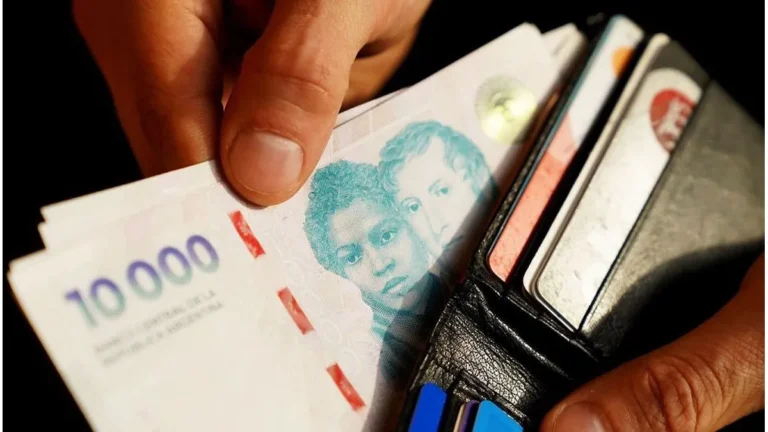 El salario real del sector privado sufrió una caída del 6,7% y se disparó el pluriempleo