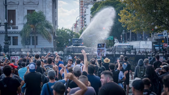 Otra vez hay incidentes frente al Congreso: La policía y la gendarmería avanzan sobre los manifestantes para despejar la plaza
