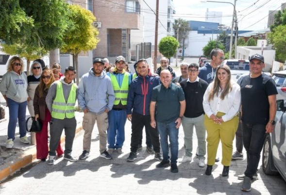 Gustavo Sastre puso en valor el ritmo de las obras viales tras inaugurar el adoquinado en calle Uruguay