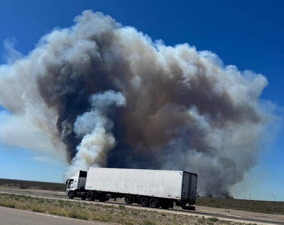 Columnas de humo visibles desde la Ruta 3 por un incendio de campo en las cercanías del parque eólico de Puerto Madryn