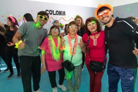 Adultos mayores cierran sus Colonias de Verano con una fiesta flúor en Comodoro
