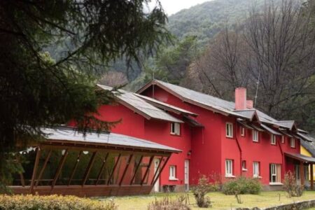 La hostería que resistió el avance del incendio en el Parque Nacional Los Alerces