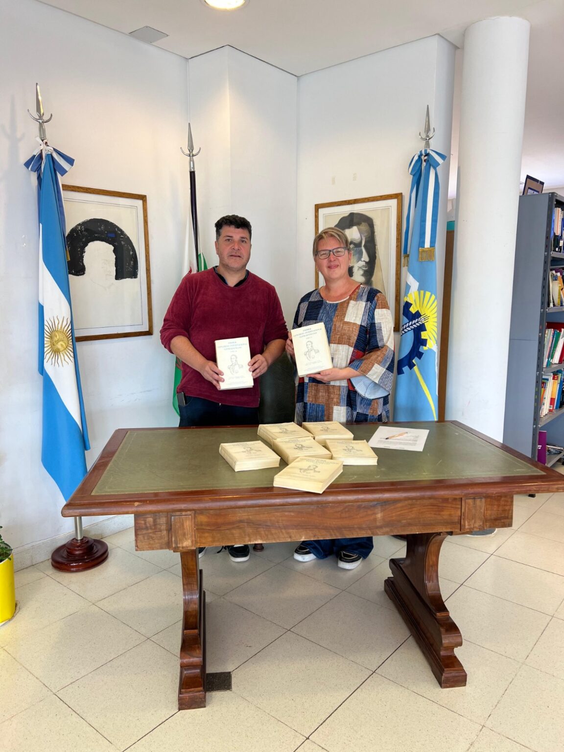 Provincia entrega libros históricos sobre el General San Martín a biblioteca de Puerto Madryn