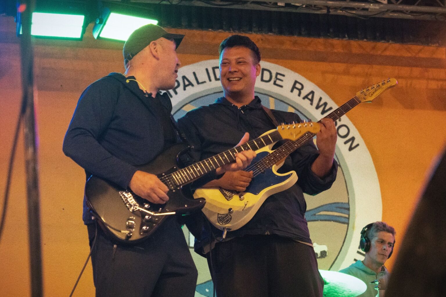 El Anfiteatro de Playa Unión se consagra como el corazón del verano con noches de rock y peñas multitudinarias