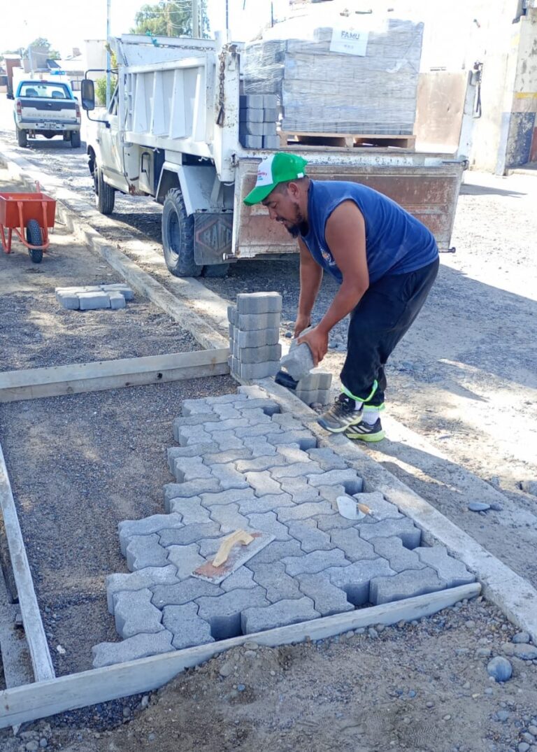 Municipio de Rawson puso en marcha la obra de adoquinado y ordenamiento urbano en el barrio Luis Vernet