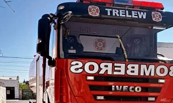 Voraz incendio en Trelew: dos casas destruidas en el sector Costanera