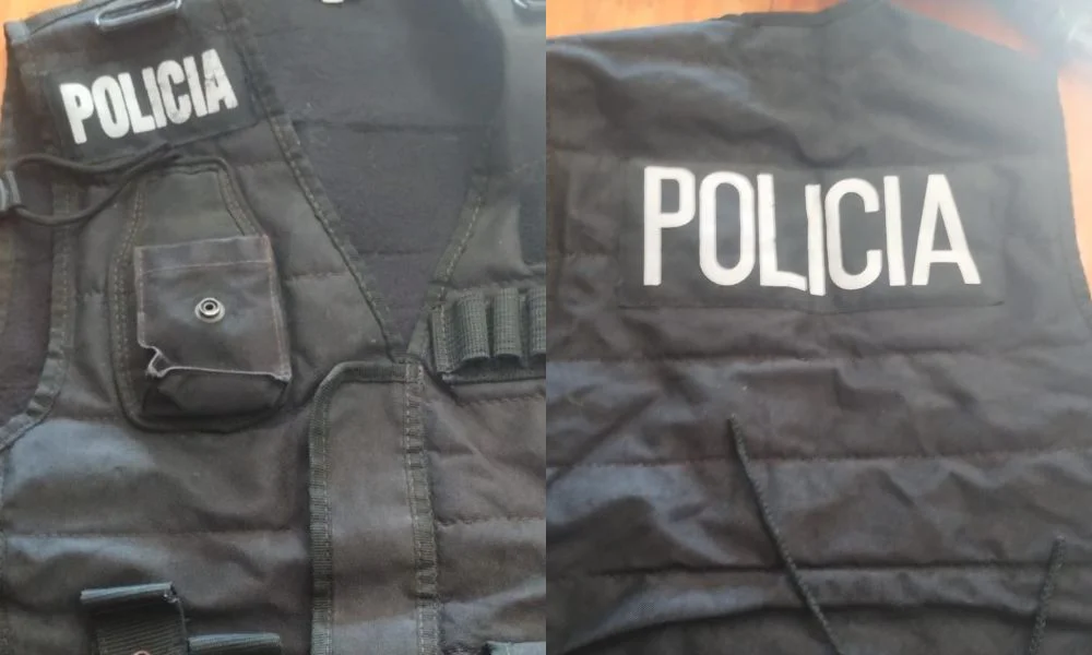 ¡Escándalo en Rawson! Allanamiento por robo termina con hallazgo impactante: recuperan hasta un chaleco policial