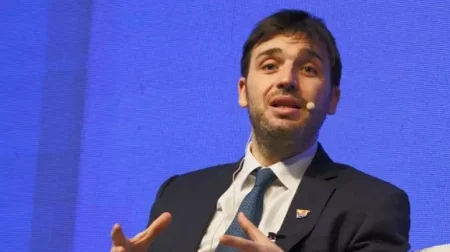 El gobernador Ignacio ‘Nacho’ Torres durante su discurso de hoy: «Logramos que la zona franca de Trelew no esté sujeta a ningún impuesto»